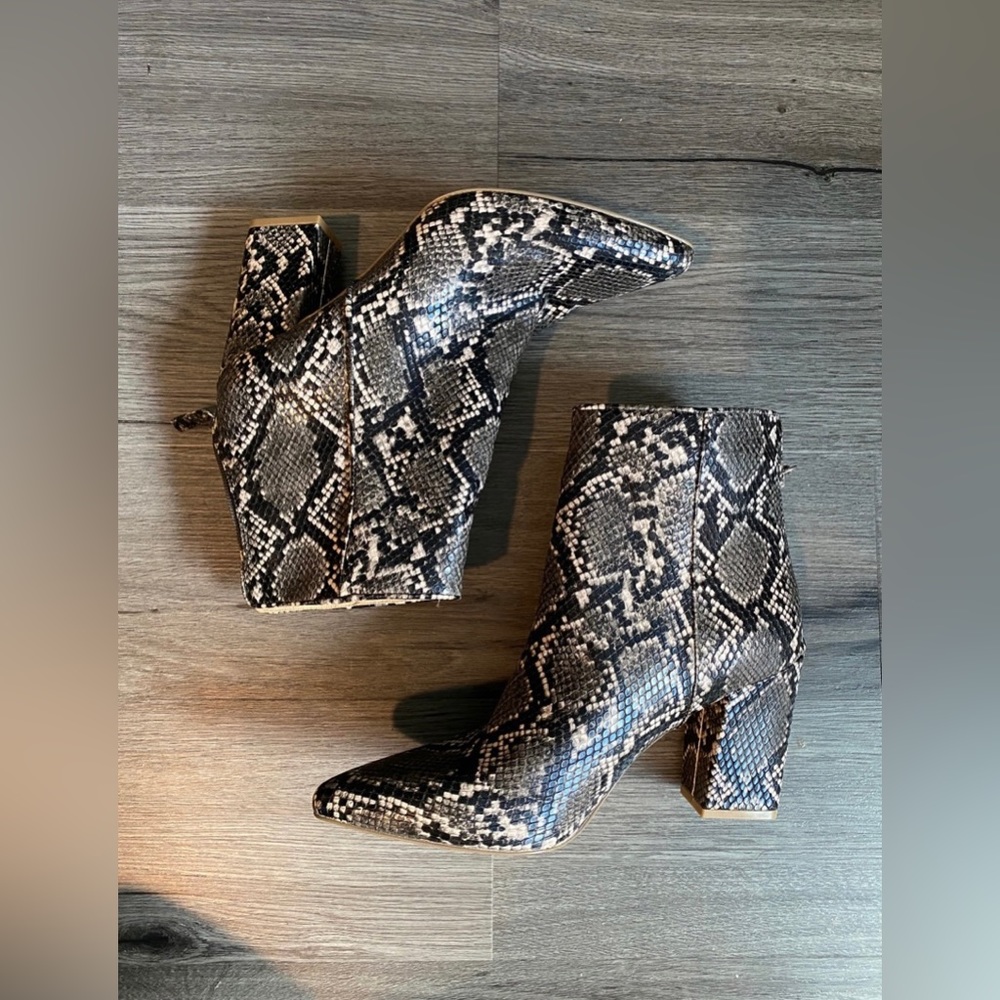 NWOT Steve Madden Retrograde Snake Skin Ankle Boots